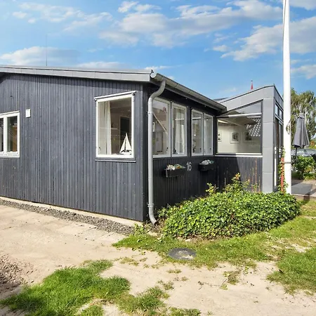 6 Person In Sjolund-by Traum