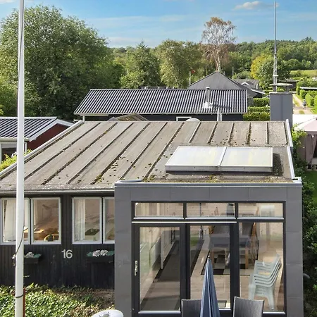 6 Person In Sjolund-by Traum *