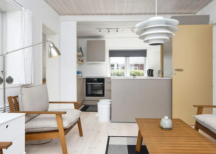 6 Person In Sjolund-by Traum