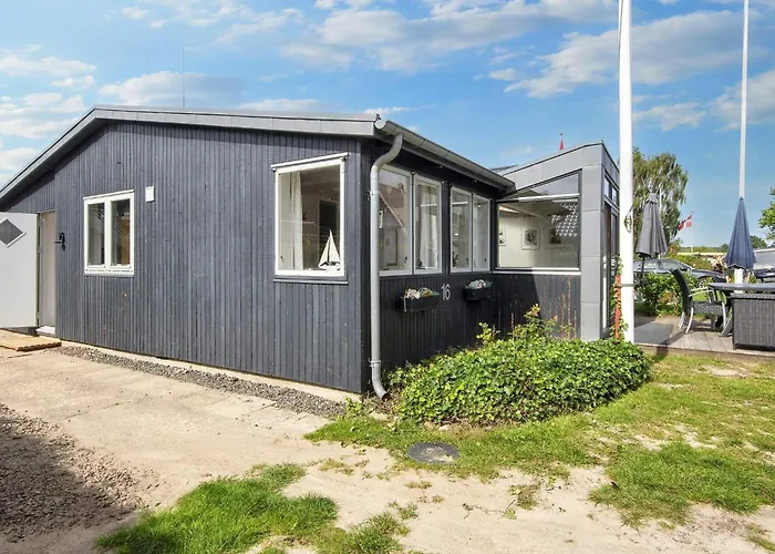 6 Person In Sjolund-by Traum