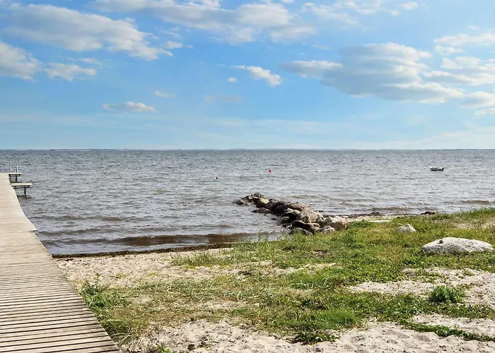 6 Person In Sjolund-by Traum